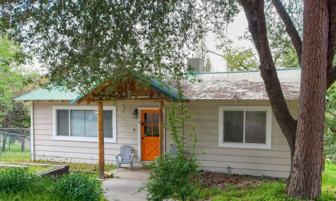 Oakhurst Cottage | Sky Ranch Cottages - Orange Door