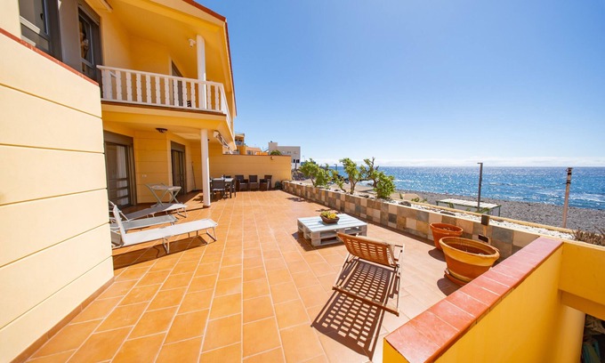 Las Caletillas Ski Chalet | Sky & Sea The House by the Beach