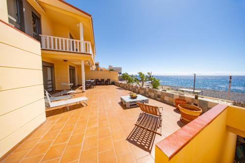 Las Caletillas House | Sky & Sea, The House by the Beach