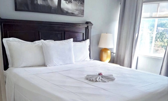 Ocho Rios Condo | Sky View Retreat - King Bed