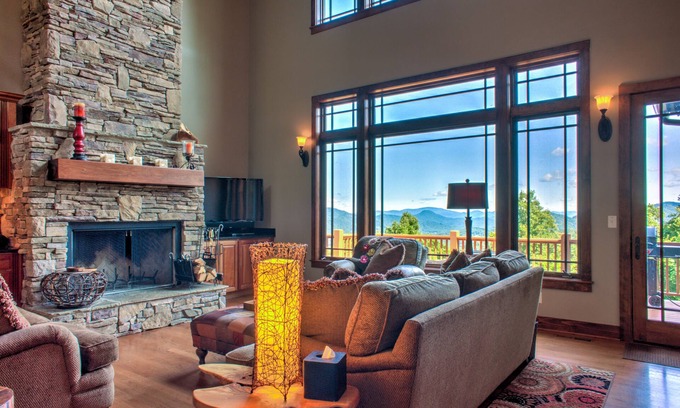 Mountain Air House | Skyfall | Hot Tub, Theater & Views🎥⛰️ Near Hatley Pointe + Inc. Biltmore Pass