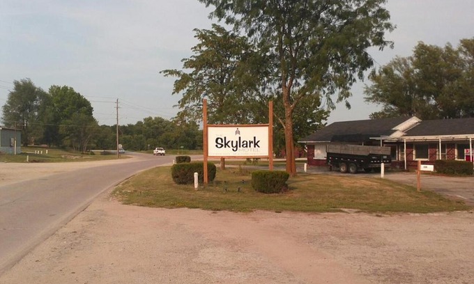 Bedford Hotel | Skylark Motel by OYO