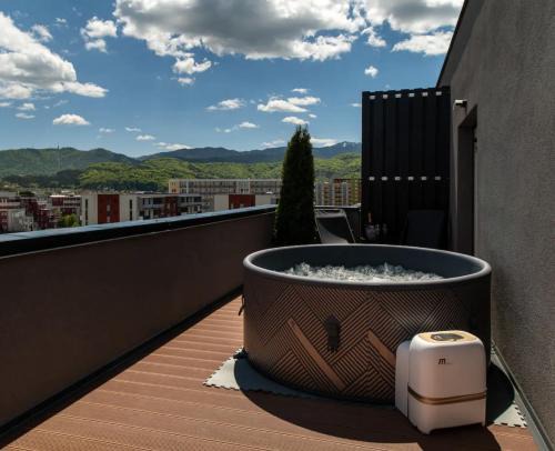 Brasov Apartment | Skylark - Singapore Penthouse with Jacuzzi & Panoramic View