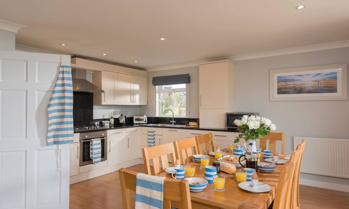 Winnard's Perch Ski Chalet | Skylark sleeps 8 private Hot Tub & Dogs welcome Nr Padstow, Resort Pool Bar & Watersports