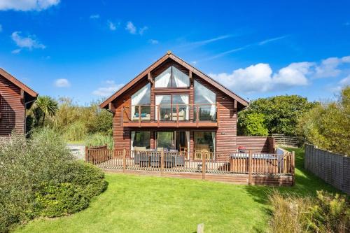 Winnard's Perch House | Skylark sleeps 8 private Hot Tub & Dogs welcome Nr Padstow, Resort Pool Bar & Watersports
