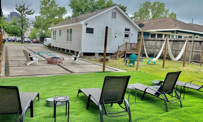 Washington Ave./ Memorial Park House | Skyline Cottage: Modern Bungalow with City Views