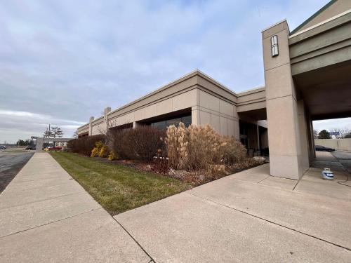 Romulus Hotel | Skyline Hotel Detroit Airport, SureStay Collection by Best Western