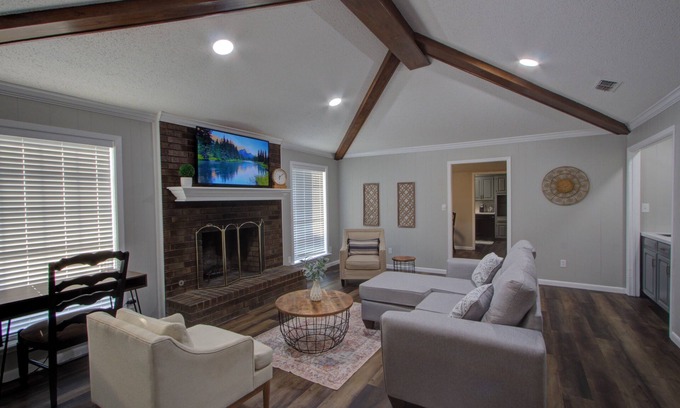 Texarkana House | Skyline - King Bed - Garage
