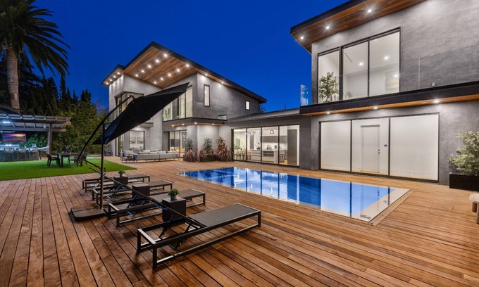 Los Angeles Villa | Skyline Luxury Haven - Modern Contemporary Estate w/Panoramic Views
