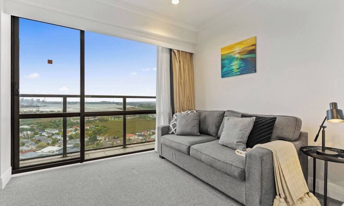 Takapuna Apartment | Skyline Sojourn Studio with Parking and Sea Views