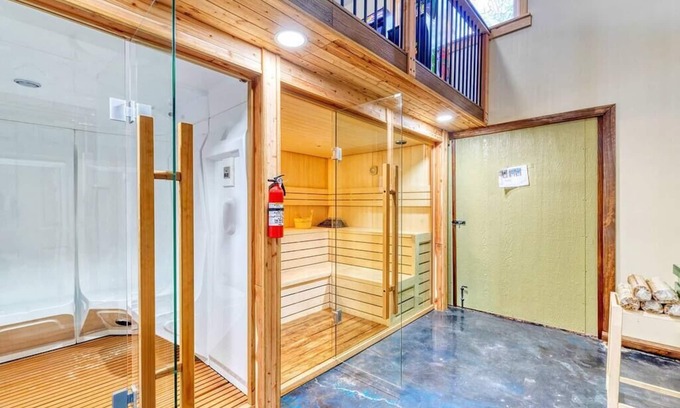 East Stroudsburg House | Skyline Spay Cabin | Hot Tub | Sauna | Steam Room