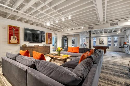 Downtown Nashville Apartment | Skyline Suite with Penthouse & Rooftop Deck 6BR by Maddox Hotel