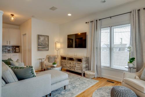 Historic Edgefield House | Skyline Views From Shelby with Wifi, fully furnished, pet friendly & in unit laundry