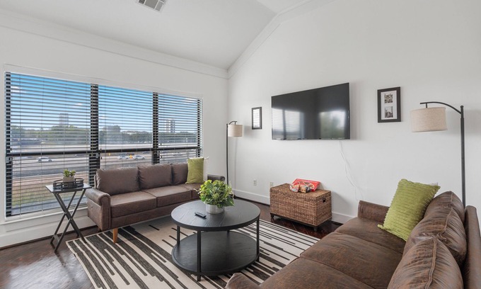 Midtown House | Skyline Views/Fully gated 2 bd/Garage Parking/5 Min to TMC and Downtown