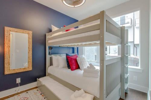 Katie Hill Neighborhood House | Skyline Views Romantic Fun Downtown Location