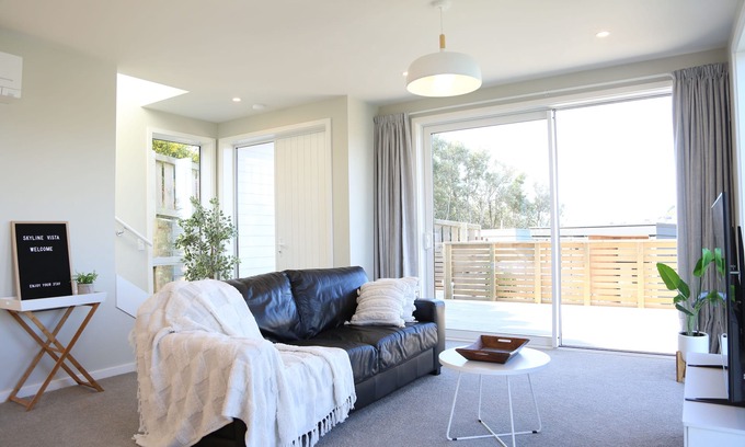 Johnsonville House | Skyline Vista: Luxe View, Parking, Espresso & Netflix