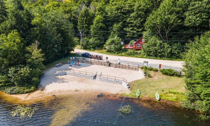 Newbury House | Skytop House - Charming 4 Season Getaway-Sleeps 6