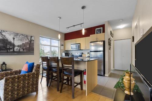 Surrey Apartment | Skytrain accessible, Free Parking, Gym, 2 Bedroom Sleeps 6 Central Apartment with easy access to downtown Vancouver