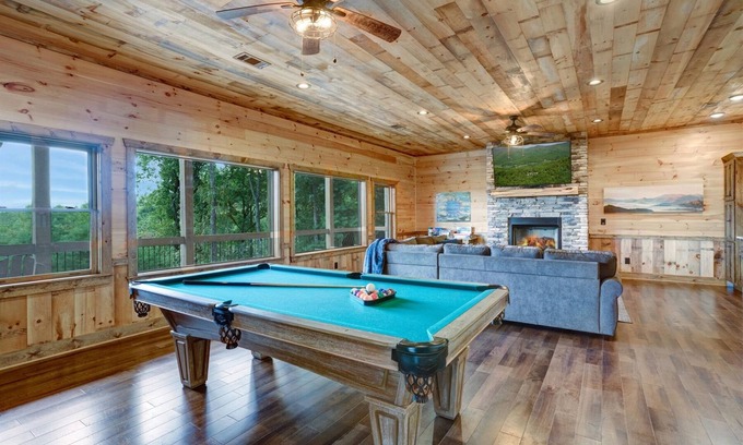 Aska Cabin | Skyview - Sensational Vacation Destination, Panoramic Mtn Views, Hot Tub