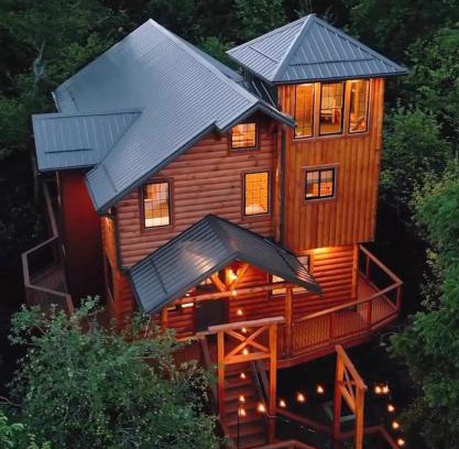 Millersburg House | Skyview Treehouse by Amish Country Lodging