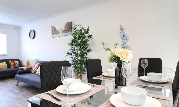 Stevenage Apartment | Skyvillion-STEVENAGE Amazing 3Bed House, Garden, Free Off Street Parking for 2 Cars, WiFi