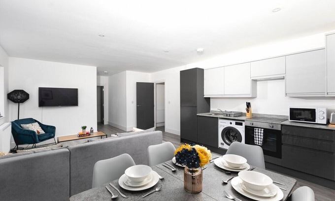 Enfield House | Skyvillion -Vineyard Court- Enfield 2-Bed w/Garden