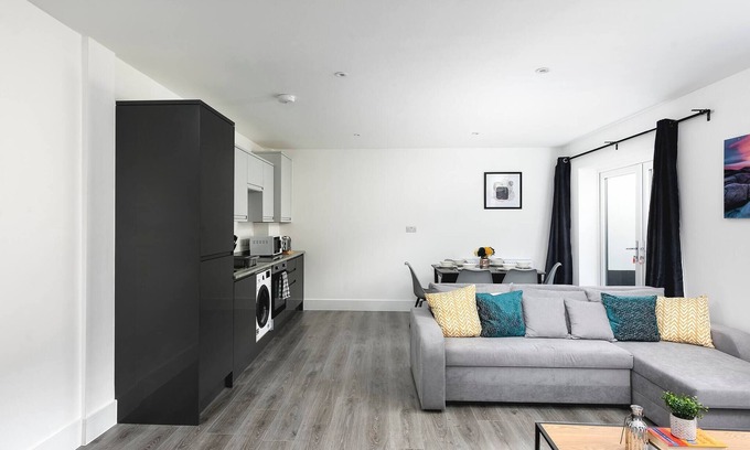 Enfield Apartment | Skyvillion vineyard Court, Enfield, 2 bed, with garden