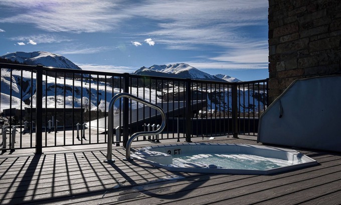 Silverthorne Condo | Skywalk Flats Amphitheater Retreat: Downtown, Hot Tubs