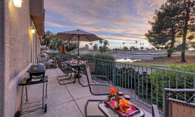 Superstition Lakes Condo | SL Lakes Condo w/GOLF VIEWS, Gated Comm w/Htd POOL &Spa, Walk to Mall w/Eats & Theater