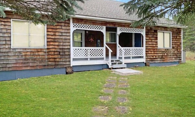 La Pointe House | Slainte - Cottage located near Downtown La Pointe with Screened-in Porch!