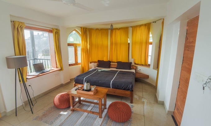 The Mall Road Condo | Slane Castle - 2 BHK w/King Bed, Parking, Bonfire