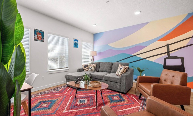 People's Freeway House | SLC Ski Lodge 2BR Townhome King Garage