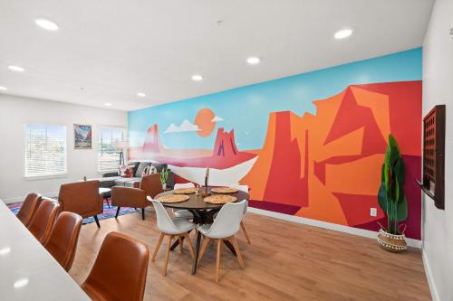 People's Freeway House | SLC Townhome King BD 2 Car Garage