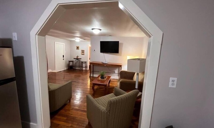 South Memphis Apartment | Sledge 5 Cozy 2 BR Escape