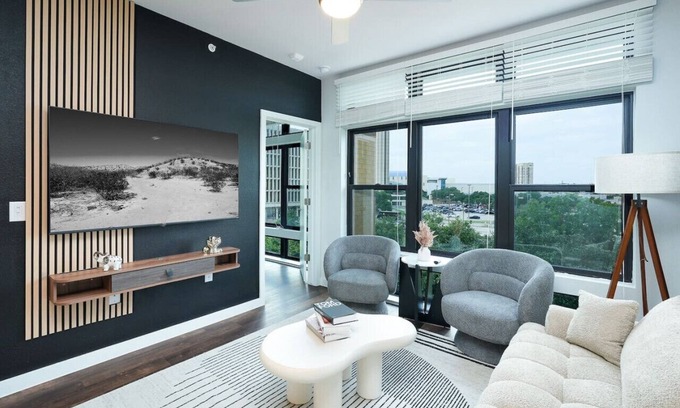 Southtown Apartment | Sleek 1BR w/Gym, Parking Near Rvrwalk & Dome