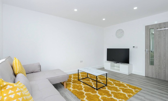 Gedling Apartment | Sleek and Stylish 2bed Home, Low Carbon, Parking