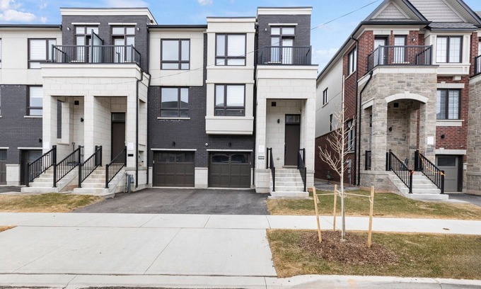 Oakville House | Sleek and Stylish 3-Story Townhouse with Parking
