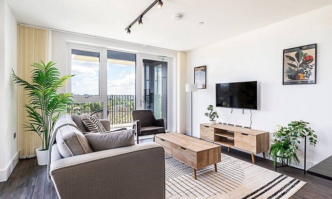 College Park and Old Oak Apartment | Sleek and Stylish 9th Floor Apartment