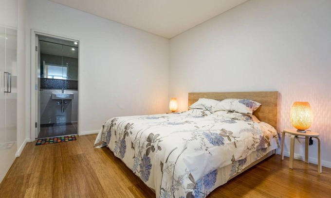 Chinatown Apartment | Sleek Chinatown Pad in the Heart of the CBD