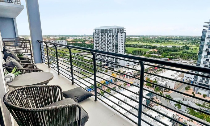 Doral Condo | Sleek Doral Escape: Spacious Chic