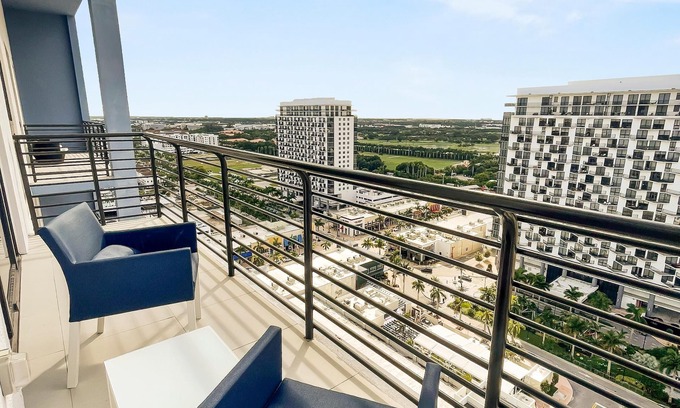 Doral Condo | Sleek Doral Gem: Spacious Retreat