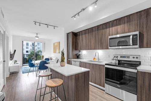 Doral Apartment | Sleek Doral Retreat 1 Bed Oasis With Free Parking
