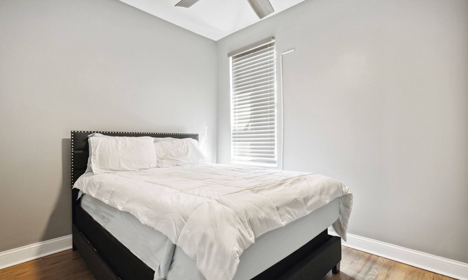 Washington Park Condo | Sleek Duplex Condo Featuring State-of-the-Art 4K LED TVs and PS5 Gaming Console