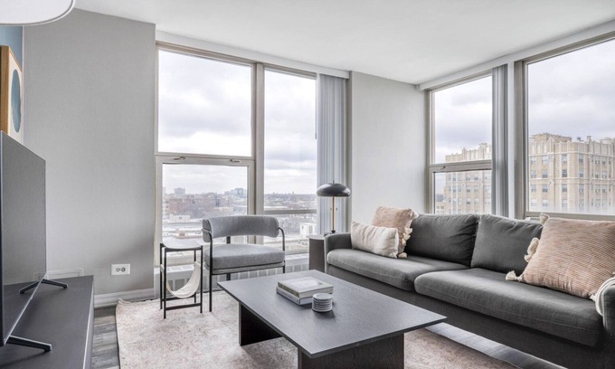 Edgewater Beach Apartment | Sleek Edgewater 1BR w/Gym, Deck & Lounge, nr L, by Blueground
