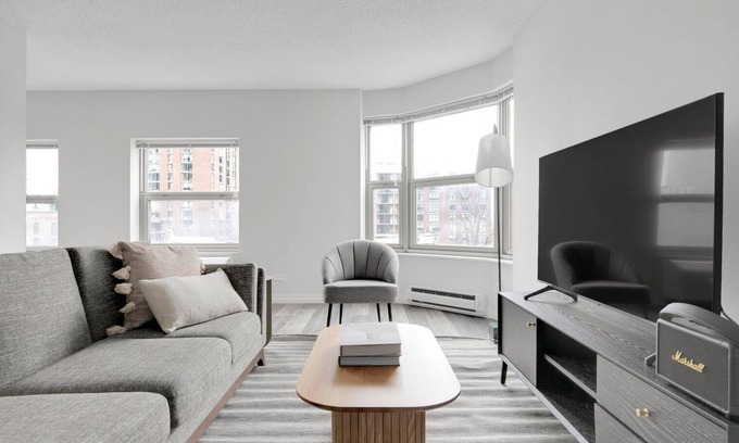 Rush and Division Apartment | Sleek Gold Coast Studio w/Gym & Lounge, 1 block from L, by Blueground