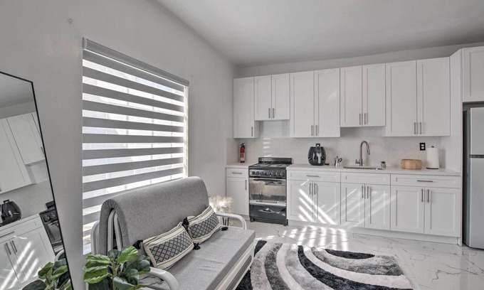 Country Club Apartment | Sleek Hialeah Guest Suite on Golf Course!