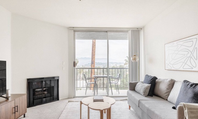 Los Feliz Apartment | Sleek Los Feliz 2BR w/ Gym, Pool & Lounge, near Brand St, by Blueground