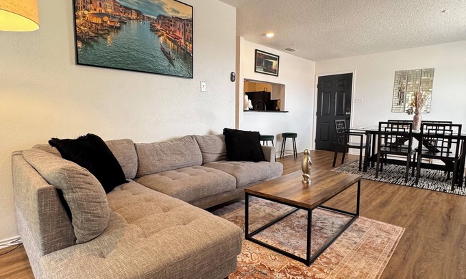 Northwest Dallas Apartment | SLEEK LUXE GEM DownTown Dallas 2Bd 2Ba