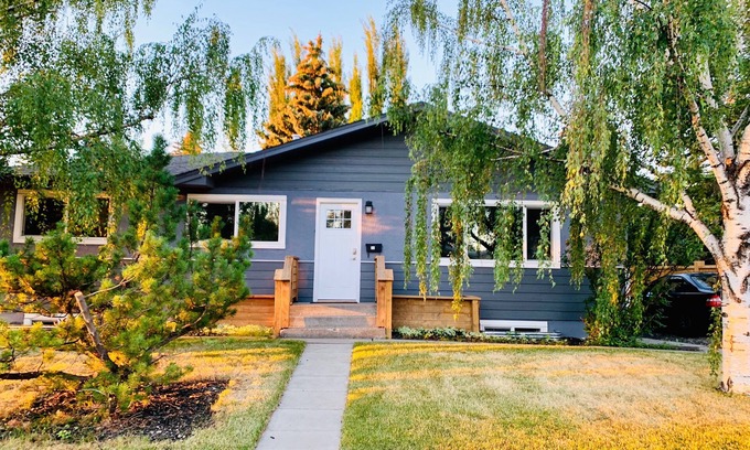 Kingsland House | Sleek Modern Brand New Bungalow near Chinook mall