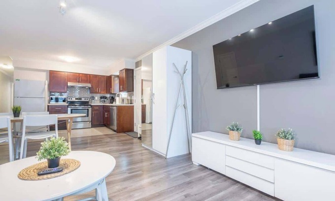 Sunset Apartment | Sleek Modern Escape –Comfort and Style in the City